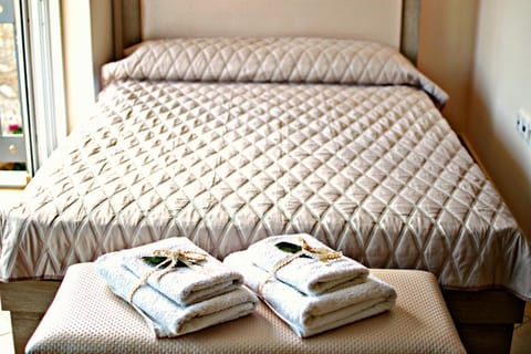 Bed, Photo of the whole room, cot, bunk bed, towels