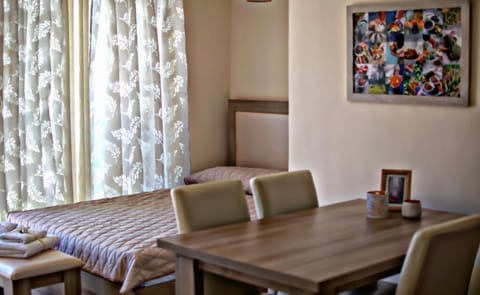 Bed, Photo of the whole room, Dining area, cot, bunk bed