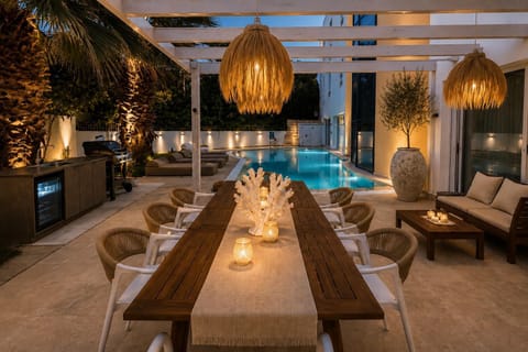 BBQ facilities, Dining area, Pool view, Swimming pool, Dinner, sunbed