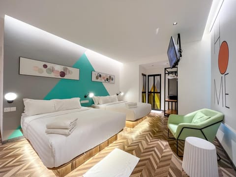 Bed, TV and multimedia, Photo of the whole room, Seating area, Bedroom