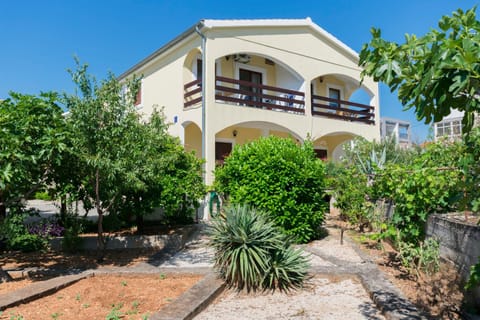 Property building, Patio, Facade/entrance, Day, Garden, Garden view, Location, Parking