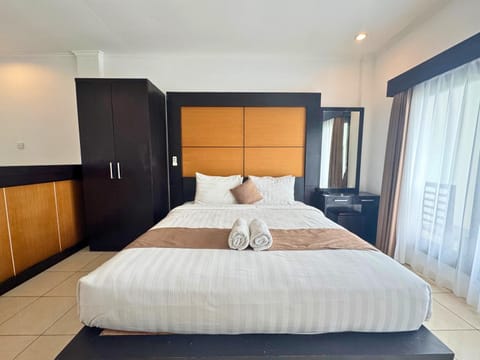 Bed, Bedroom, towels