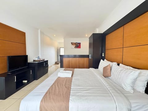 Bed, TV and multimedia, Photo of the whole room, Bedroom