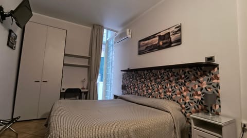 Bed, TV and multimedia, Photo of the whole room, Bedroom, wardrobe, air conditioner