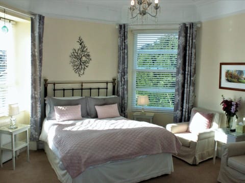 Bed, Photo of the whole room, Seating area, Bedroom