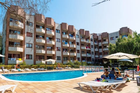 Property building, Day, Swimming pool