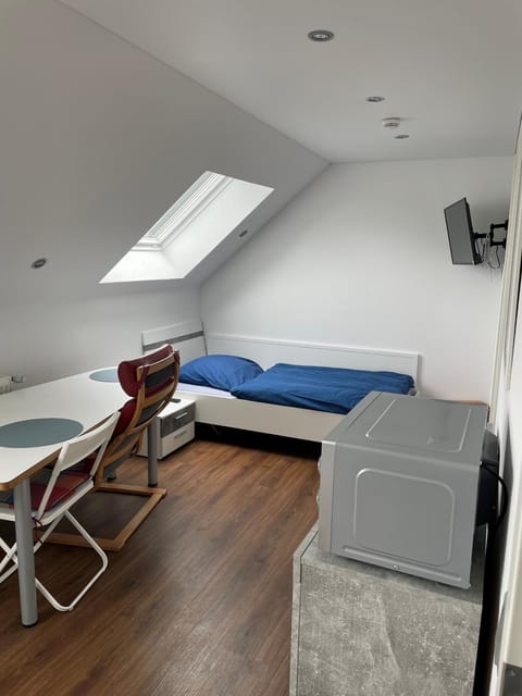 Bed, TV and multimedia, Photo of the whole room, Seating area, Bedroom