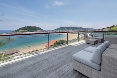 Balcony/Terrace, Beach, City view, Landmark view, Sea view
