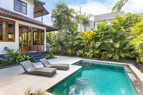 Property building, Swimming pool, sunbed