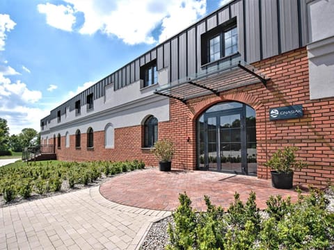 Property building, Patio, Facade/entrance, Property logo or sign, Activities, Children play ground, Garden, Food, Area and facilities, Sports, Entertainment, Dinner, group of guests, Family, sunbed