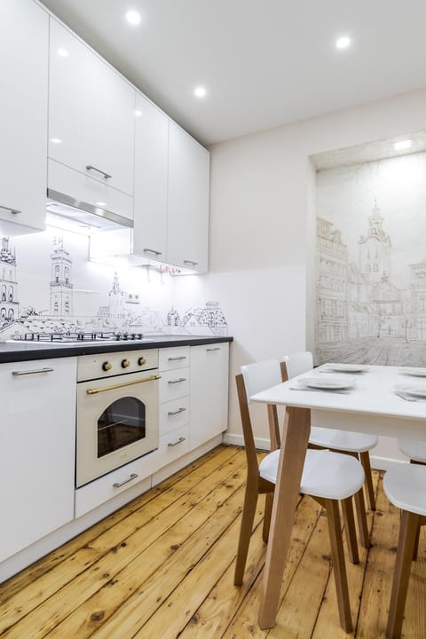 Kitchen or kitchenette, Dining area