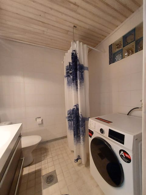 Bathroom, Photo of the whole room