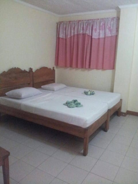 Bed, Photo of the whole room, Bedroom, City view, Family