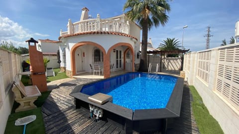 Off site, BBQ facilities, Balcony/Terrace, Swimming pool