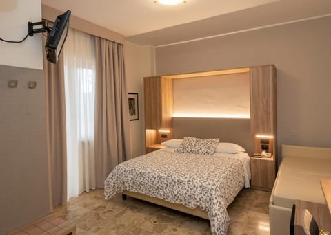 Bed, TV and multimedia, Photo of the whole room, Bedroom