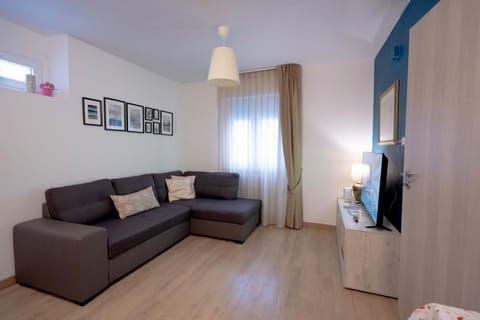 Property building, Bed, TV and multimedia, Living room, Diving
