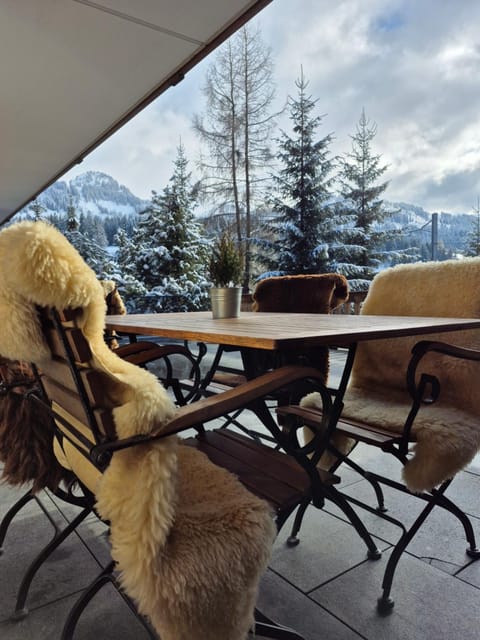 Restaurant/places to eat, Balcony/Terrace