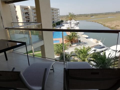 Balcony/Terrace, Landmark view, Pool view, River view