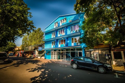 Property building, Day, Neighbourhood, Street view, Location, Parking