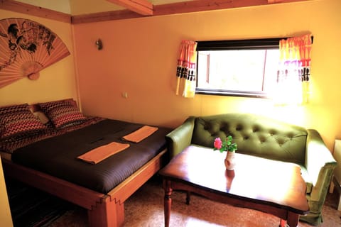 Photo of the whole room, Seating area