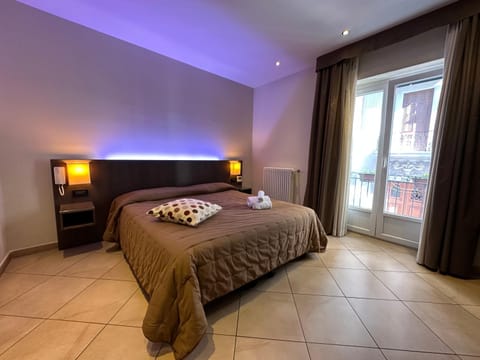 Bed, Coffee/tea facilities, View (from property/room), Balcony/Terrace, Photo of the whole room, City view, heating, internet, oven, safe, towels, air conditioner