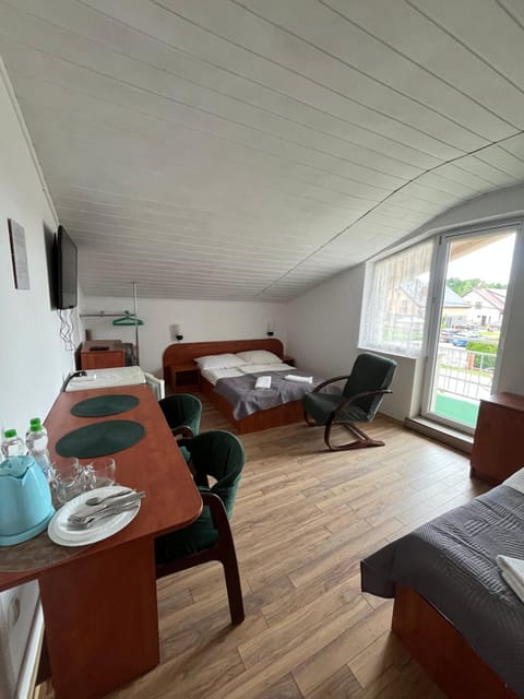Bed, TV and multimedia, Photo of the whole room, towels