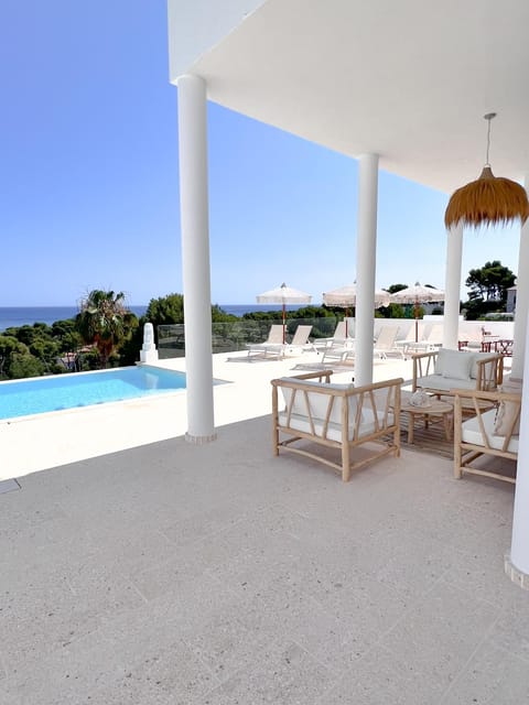 Swimming pool, sunbed