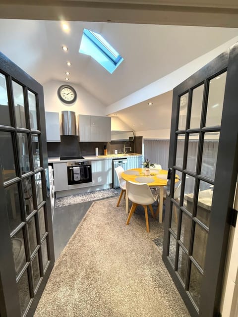 Kitchen or kitchenette, Dining area, stove