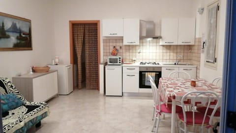 Kitchen or kitchenette, Seating area, Dining area