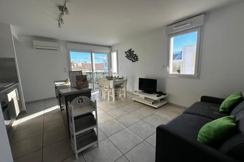 TV and multimedia, Kitchen or kitchenette, Living room, Seating area, Dining area, air conditioner