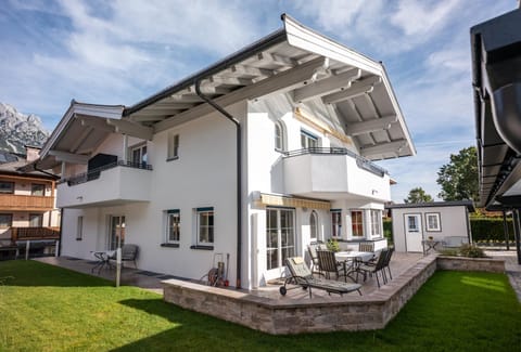 Property building, Day, Balcony/Terrace