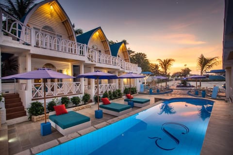 Property building, Balcony/Terrace, Decorative detail, Swimming pool