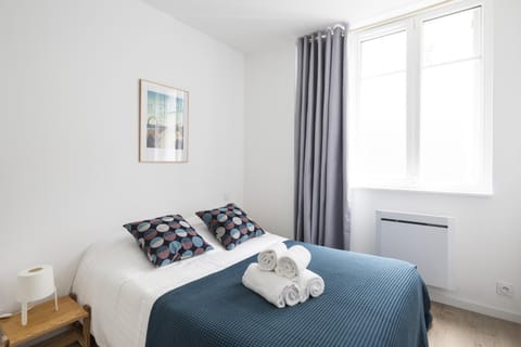 Bed, Bedroom, towels