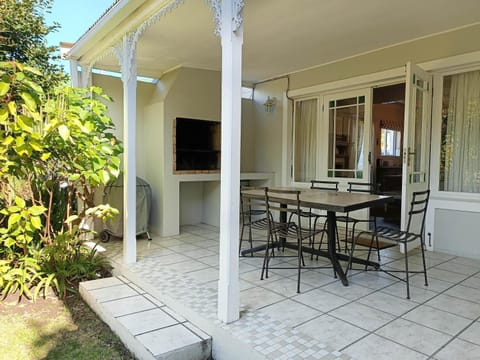 Patio, BBQ facilities, Seating area, Dining area