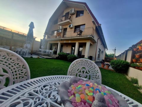 Property building, Day, Garden, Garden, Balcony/Terrace, Seating area, Dining area, Garden view