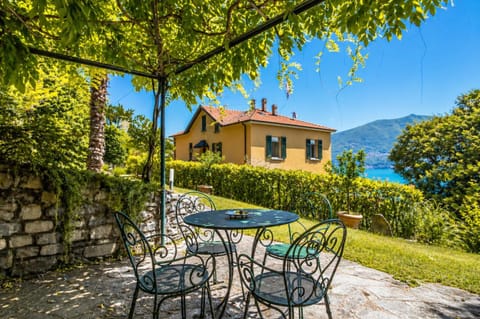 Property building, Patio, Spring, Day, Natural landscape, Garden, Dining area, Garden view, Lake view, Mountain view