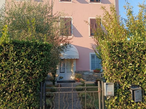 BeB Angelini dal 1911 Bed and Breakfast in Capannori