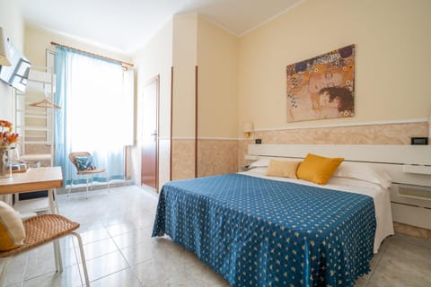 Bed, Photo of the whole room, Bedroom, locker, air conditioner