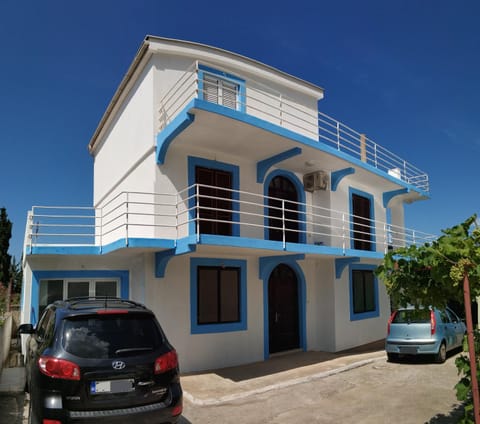 Facade/entrance, Day, Summer, Balcony/Terrace