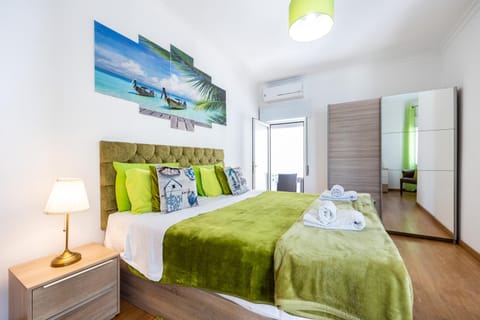 Photo of the whole room, Bedroom, wardrobe