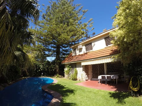 Property building, Day, Garden, Garden, Garden view, Pool view, Swimming pool, sunbed