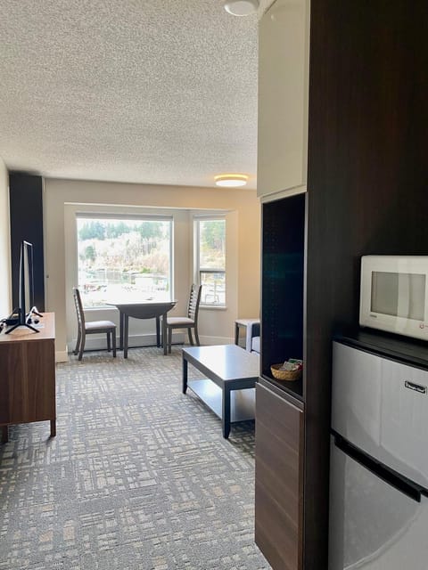 Bed, TV and multimedia, Kitchen or kitchenette, Dining area, Bedroom, hair dresser, minibar