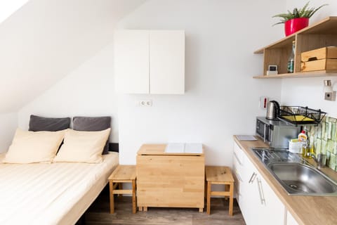 Coffee/tea facilities, Dining area, minibar, stove