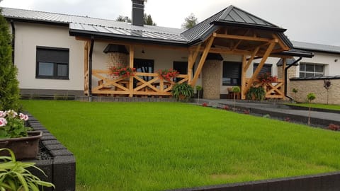 Property building, Facade/entrance, Garden, Balcony/Terrace