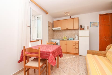 Kitchen or kitchenette, Dining area, oven