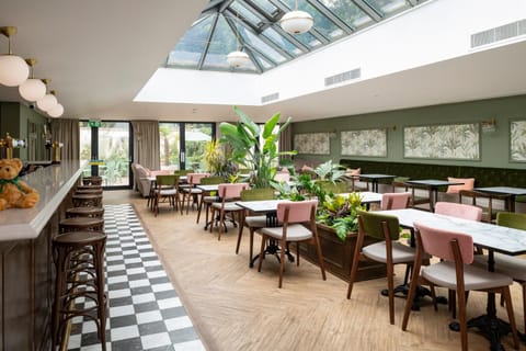 Restaurant/places to eat, Lounge or bar