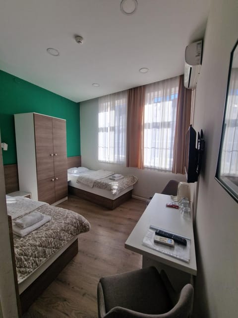 Bed, Day, TV and multimedia, Photo of the whole room, Seating area, Bedroom, Quiet street view, hair dresser, heating, towels, air conditioner