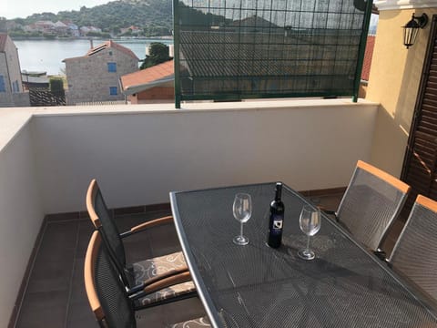 Mountain view, Sea view