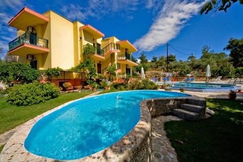 Facade/entrance, Garden, View (from property/room), Swimming pool