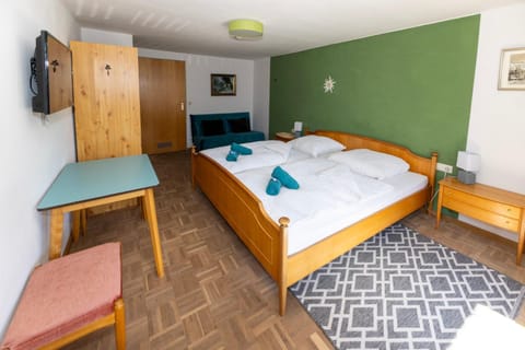 Bed, TV and multimedia, Living room, Photo of the whole room, Bedroom, towels, wardrobe